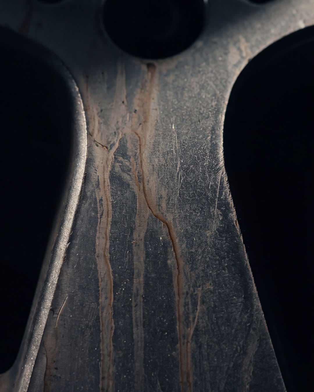 Macro de rin oscuro con residuo de removedor de hierro