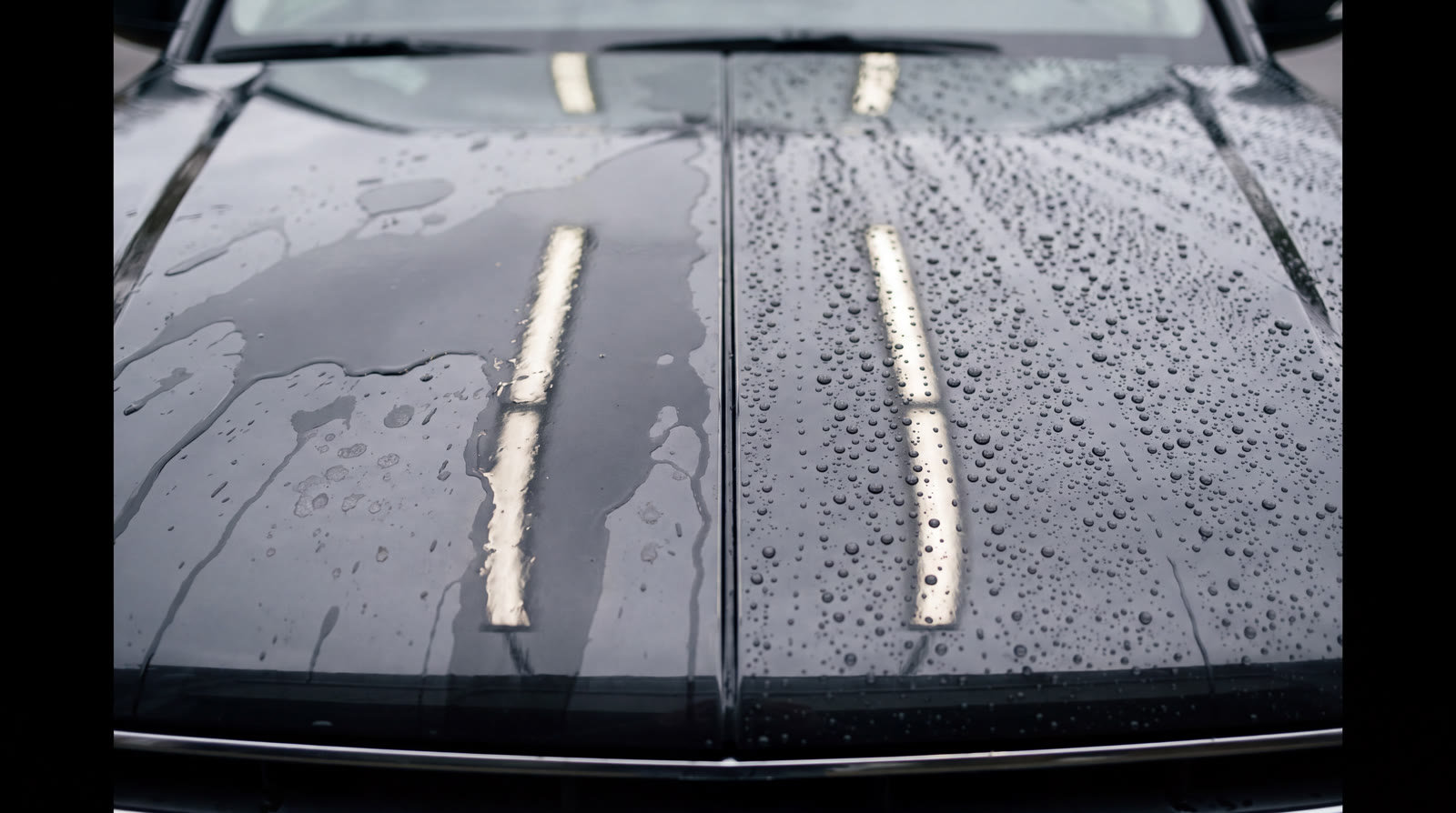 Panel de auto dividido: agua estancada y opaca sin tratar a la izquierda, gotas cerradas con reflejo nítido con nano cerámico a la derecha